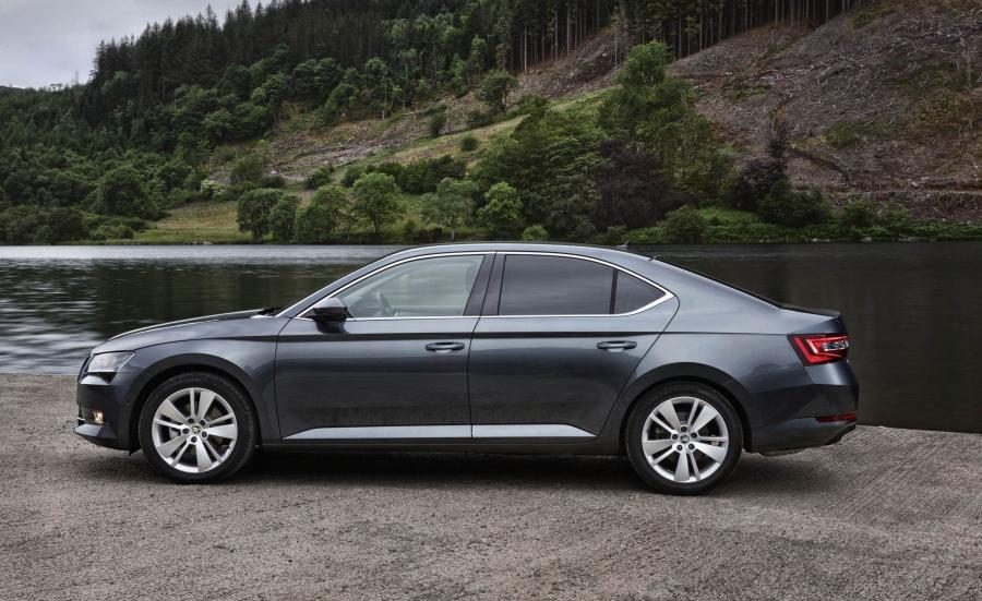  Skoda Superb 2015 года  (UK) (фото 9 из 12)